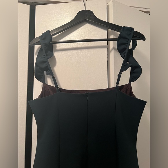 Long emerald green fitted dress with ruffled detailed straps - Picture 6 of 9